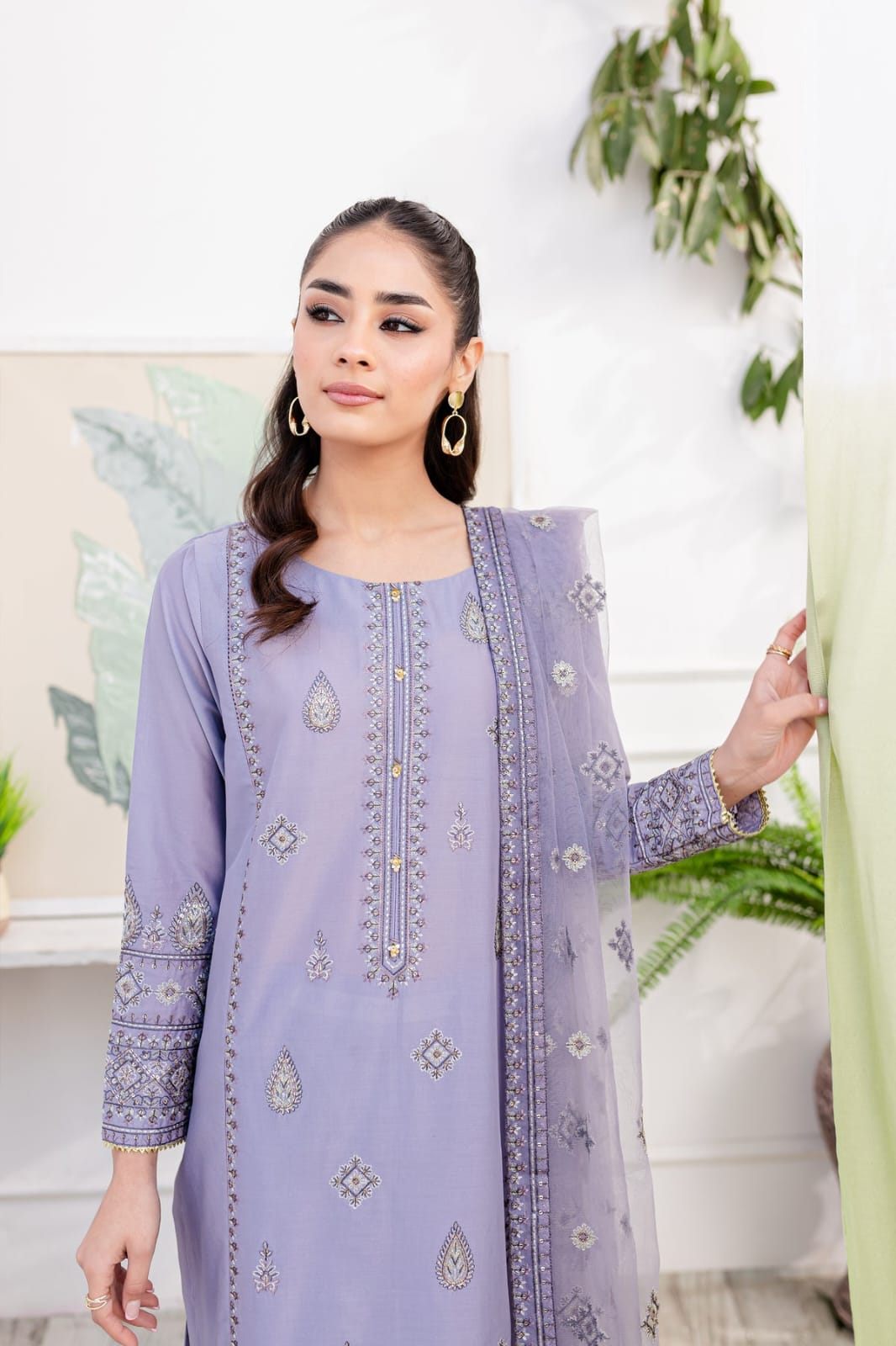 Embroidered Lawn 3-Piece Suit – Lilac