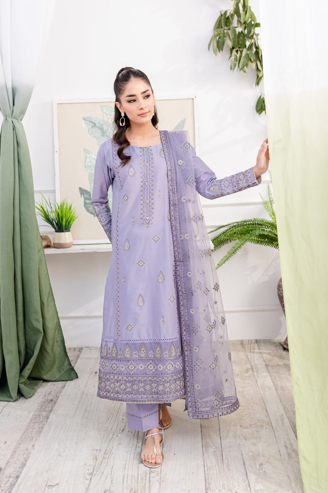 Embroidered Lawn 3-Piece Suit – Lilac
