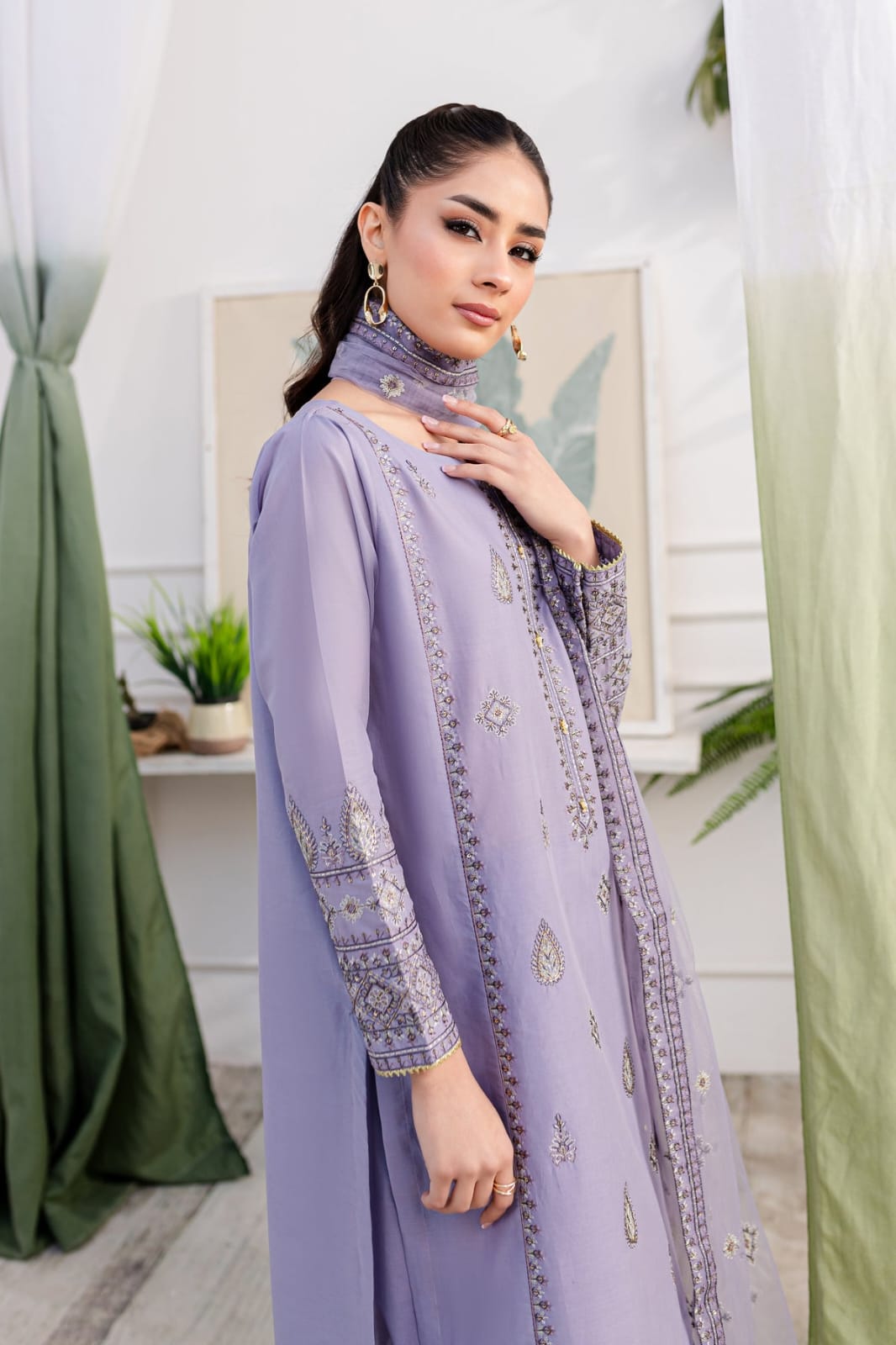 Embroidered Lawn 3-Piece Suit – Lilac